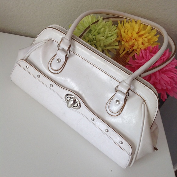 Handbags - White vintage satchel with hidden compartment